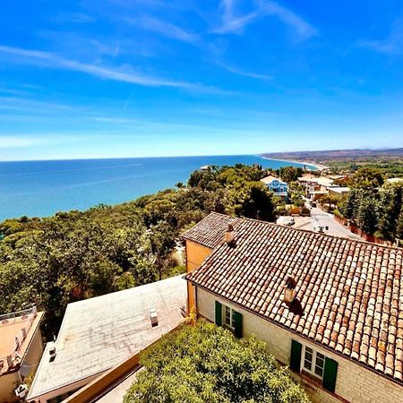 Paulis - Semiattico In Pieno Centro A Sirolo, Con Meravigliosa Vista Mare Apartman Kültér fotó